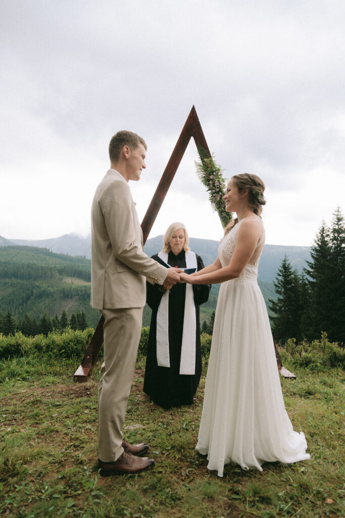 Heartwarming elopement ceremony in the heart of czech mountain