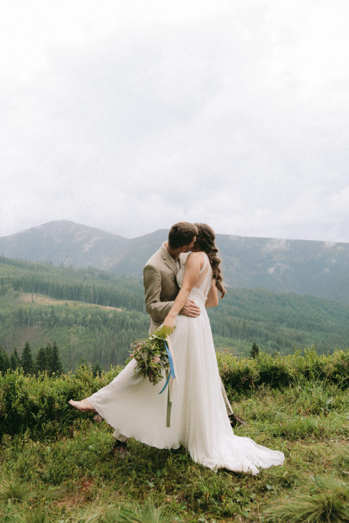 Elopement photographer Lucie muse captured couple in the mountains who elope